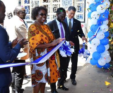 Joe Carvalho helps cut ribbon at new office opening.